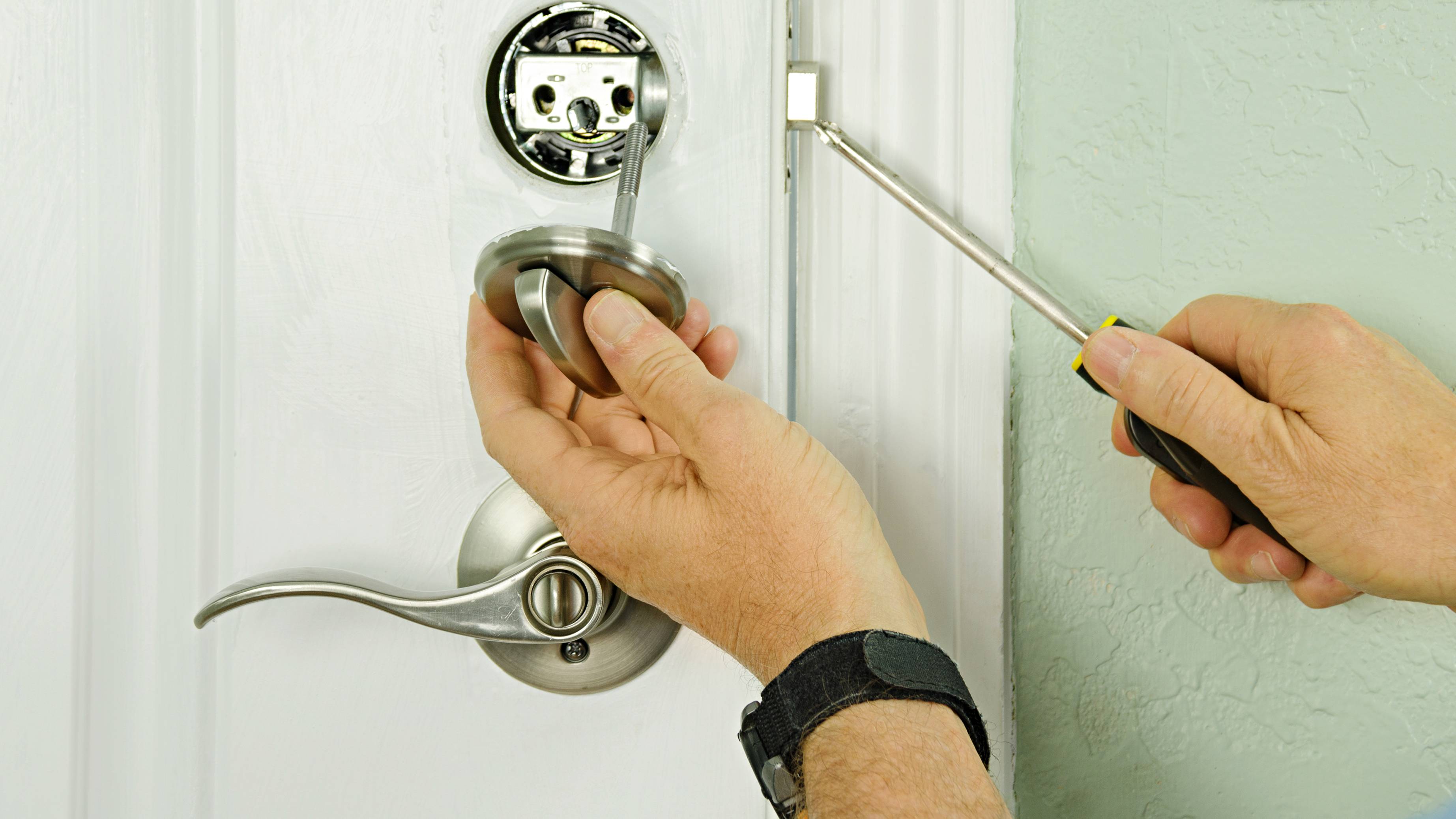 Replacing keys for all your doors can be costly. Do you want to rekey door lock fast and at a minimal price?